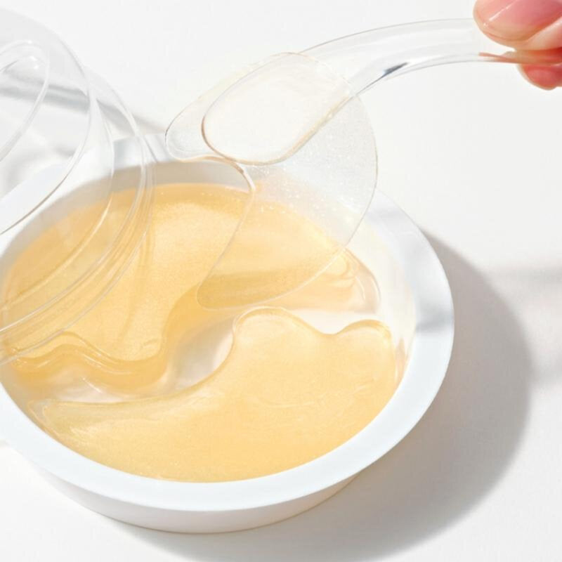 SNP Prep Vitaronic Eye Patch 24 Pads are hydrogen eye mask pads from SNP that provide moisture to the skin under the eyes, making it look brighter.